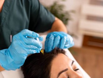 Doctor applies Stem Cell CGF treatment for cosmetics.
